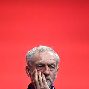 Party leader Jeremy Corbyn listens as Britain's shadow Chancellor of the exchequer John McDonnell delivers his keynote speech the annual Labour Party Conference in Brighton, Britain, 28 September, 2015. (Toby Melville/Reuters)