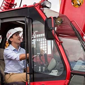 Liberal leader Justin Trudeau operates a crane while touring a crane operator training facility Thursday, August 27, 2015 in Oakville, Ont. (Paul Chiasson/CP)