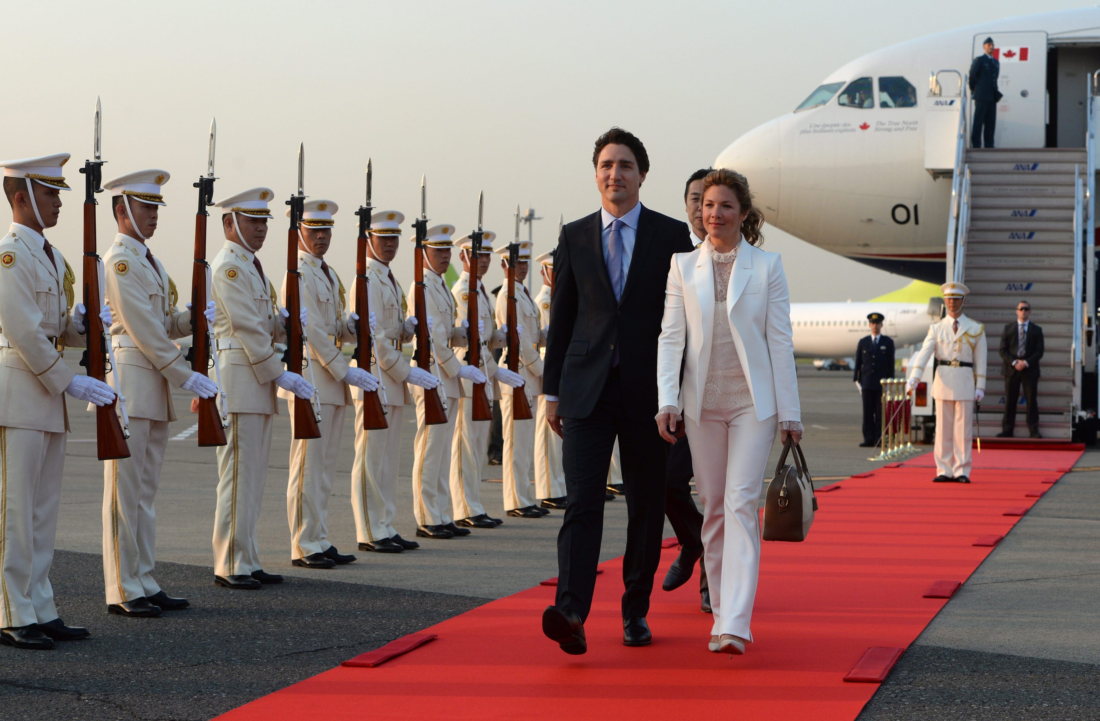 Prime Minister Justin Trudeau and wife Sophie Gregoire-Trudeau are greeted by an honour guard as they arrive in Tokyo, Japan on Monday, May 23, 2016. THE CANADIAN PRESS/Sean Kilpatrick