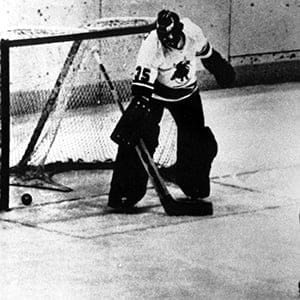 Gordie Howe #9 of the New England Whalers scores his 1,000th career goal against the Birmingham Bulls goalie John Garrett on December 8, 1977. (Bruce Bennett Studios/Getty Images)