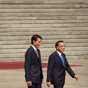 Canada's Prime Minister Justin Trudeau, left, and China's Premier Li Keqiang walk together during a welcome ceremony in Beijing. (Mark Schiefelbein/AP)