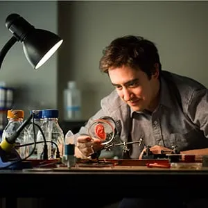 Andrew Pelling infuses apple slives with human cells to grow inexpensive biomaterials. (Bonnie Findley)