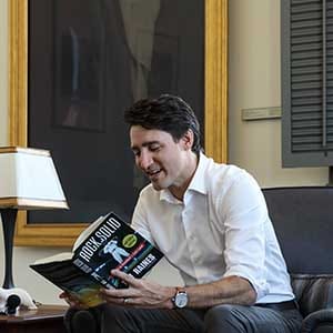 Prime Minister Trudeau tapes a podcast with Jonah Keri in his Langevin office. April 18, 2017. (Adam Scotti/PMO)