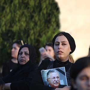 SULAYMANIYAH, IRAQ - OCTOBER 04: An Iraqi woman expresses her grief over Kurdish former President of Iraq, Jalal Talabani's death as she holds a portrait of Talabani in front of Kurdish Patriotic Union's building in Rizgari neighborhood of Sulaymaniyah, Iraq on October 04, 2017. Jalal Talabani, died in Germany at the age of 83. (Photo by Feriq Ferec/Anadolu Agency/Getty Images)