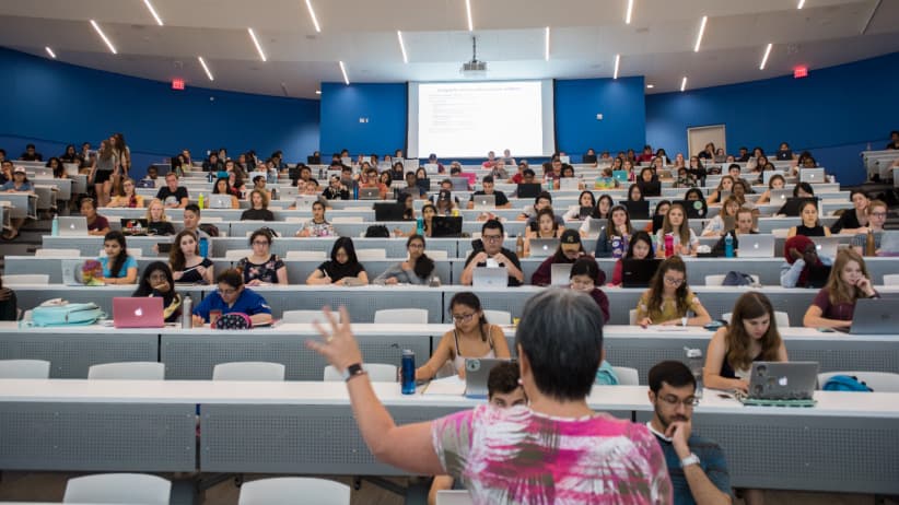 university double major: Biology class 2F03 with instructor Patricia Chow-Fraser, at McMaster University on Sept 21, 2017. (Photograph by Hannah Yoon)