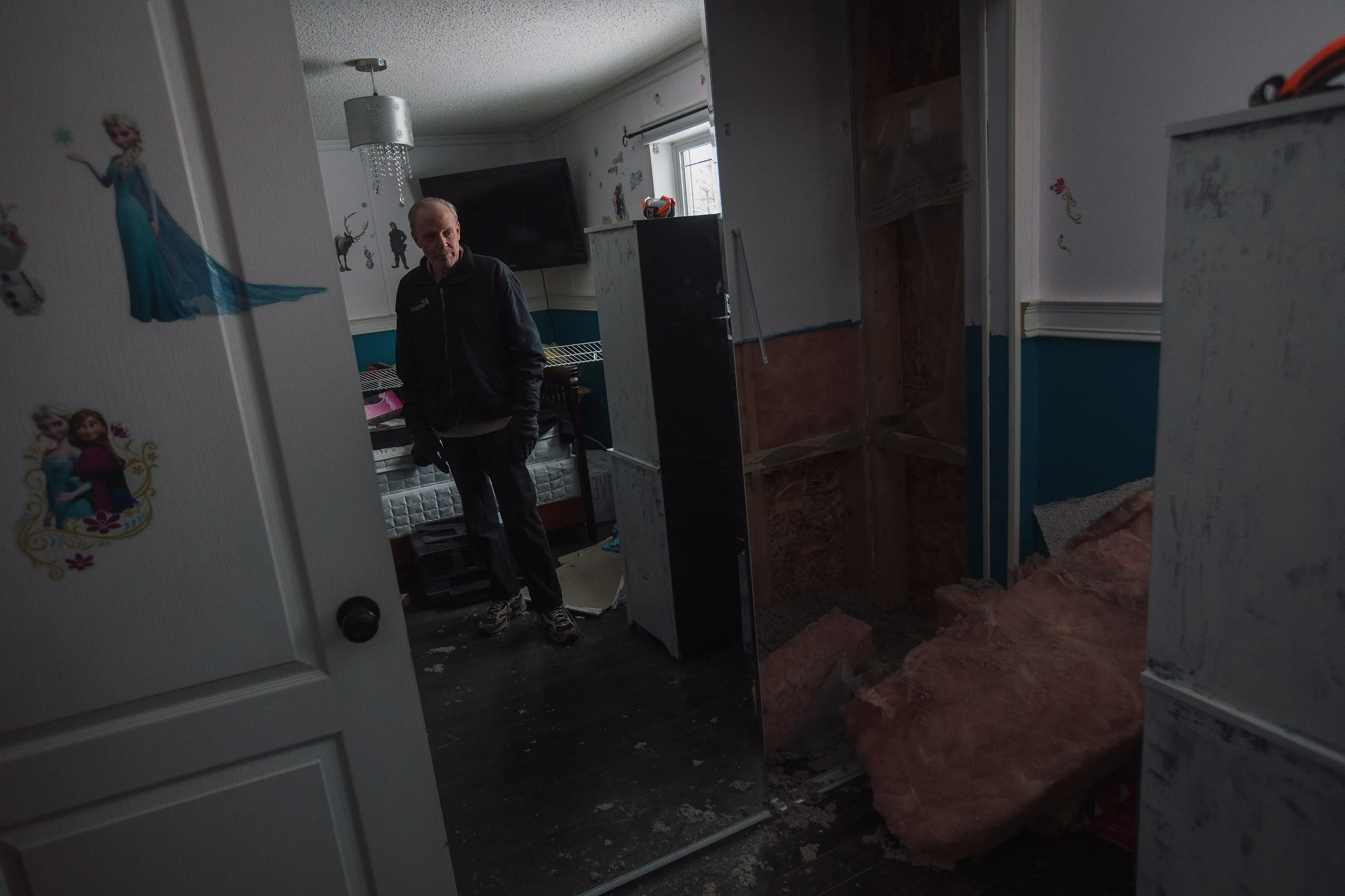 Rick Howard in a home in Fort McMurray, Atla., on Nov. 29, 2018. (Amber Bracken)