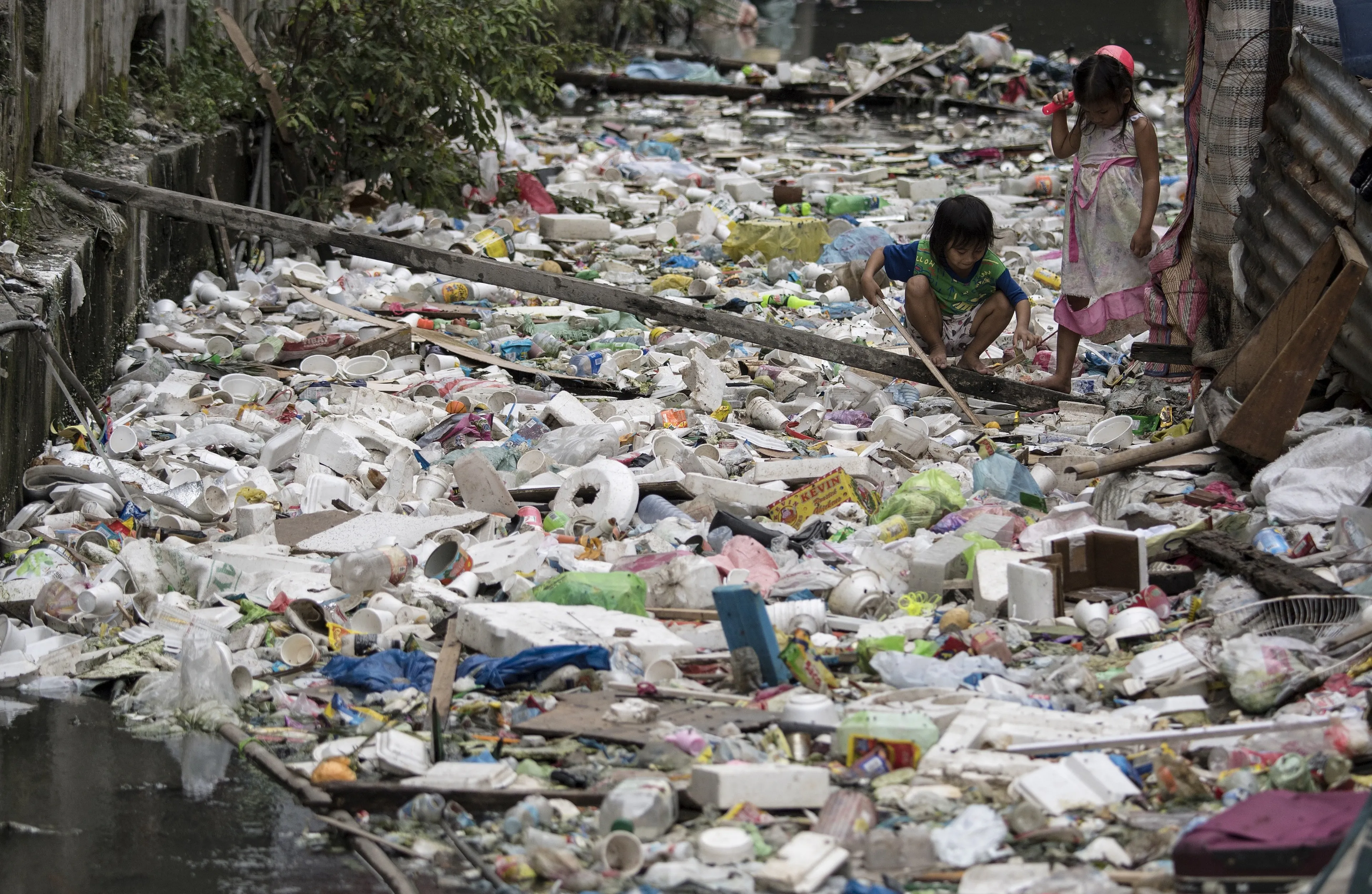 Children play on a garbage-filled waterway in Manila on Jan. 17, 2018 (NOEL CELIS/AFP/Getty Images)