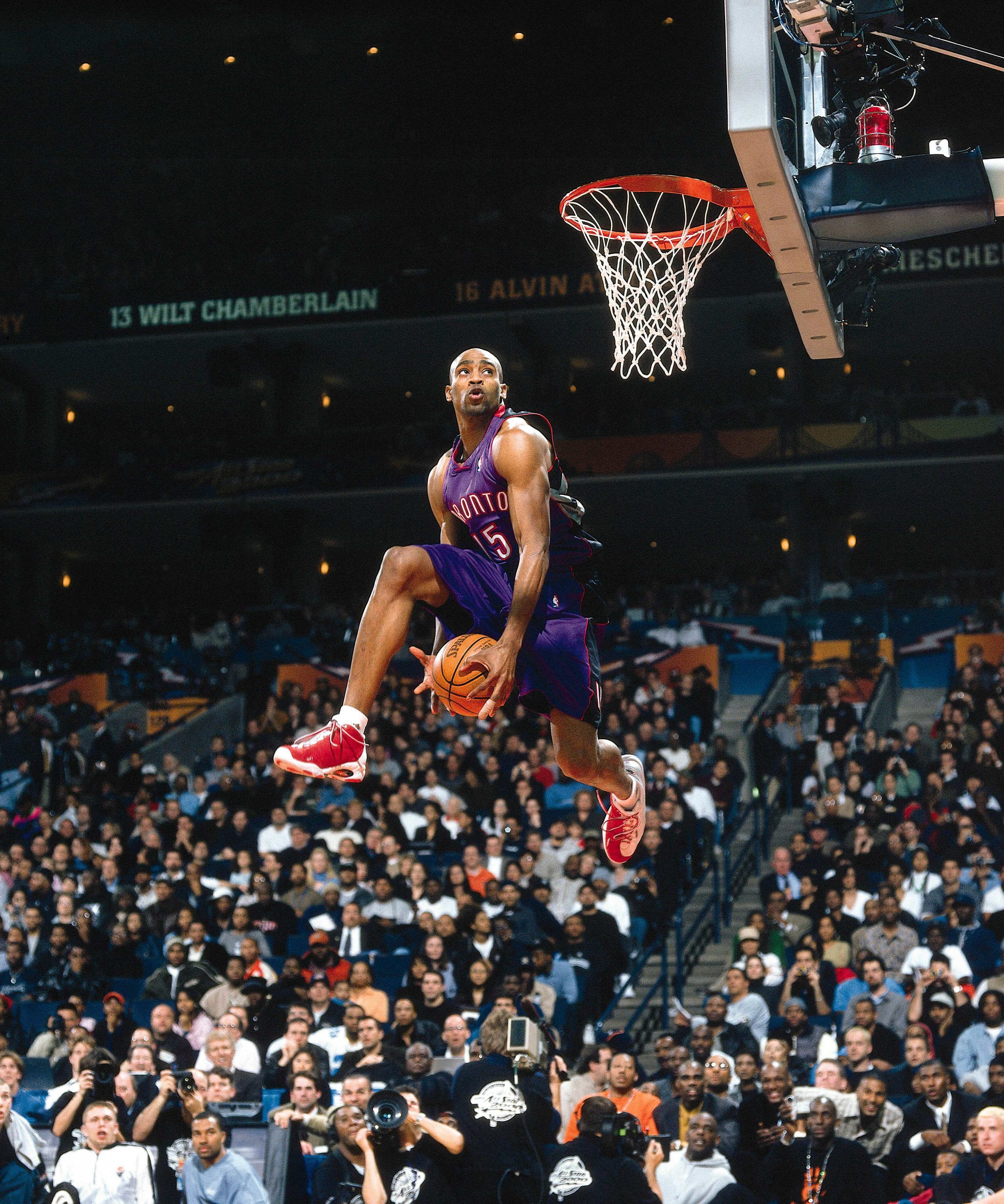 Vince Carter rises for a dunk during the 2000 NBA All Star Slam Dunk Contest at The Arena In Oakland on Feb. 12, 2000. (Garrett Ellwood/Getty Images)