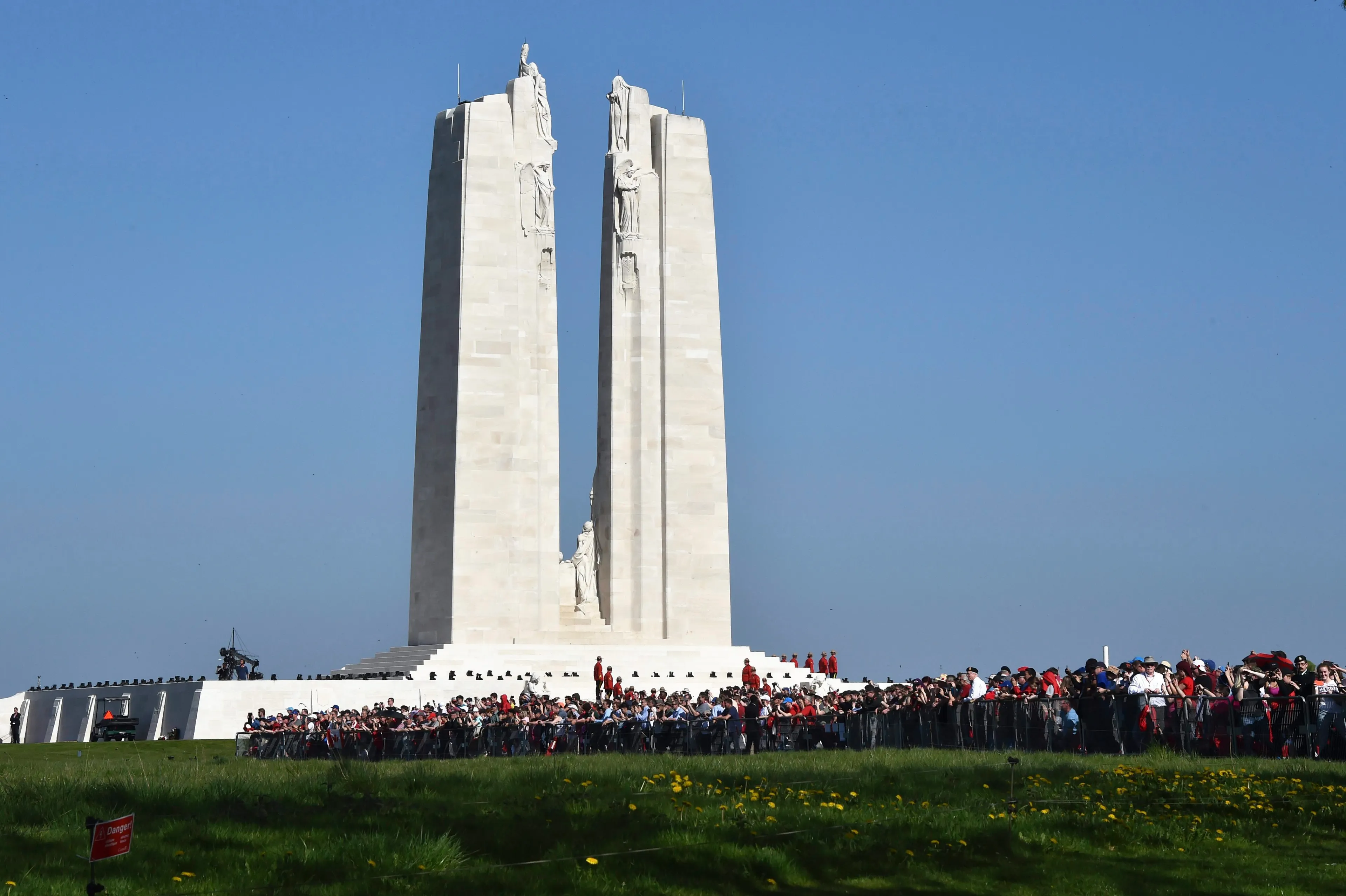 People attend attend the commemorations of the 100th anniversary of the Battle of Vimy Ridge at the WWI Canadian National Vimy Memorial in Vimy, near Arras, northern France, on Apr 9, 2017. (Philippe Huguen/Pool Photo/AP)