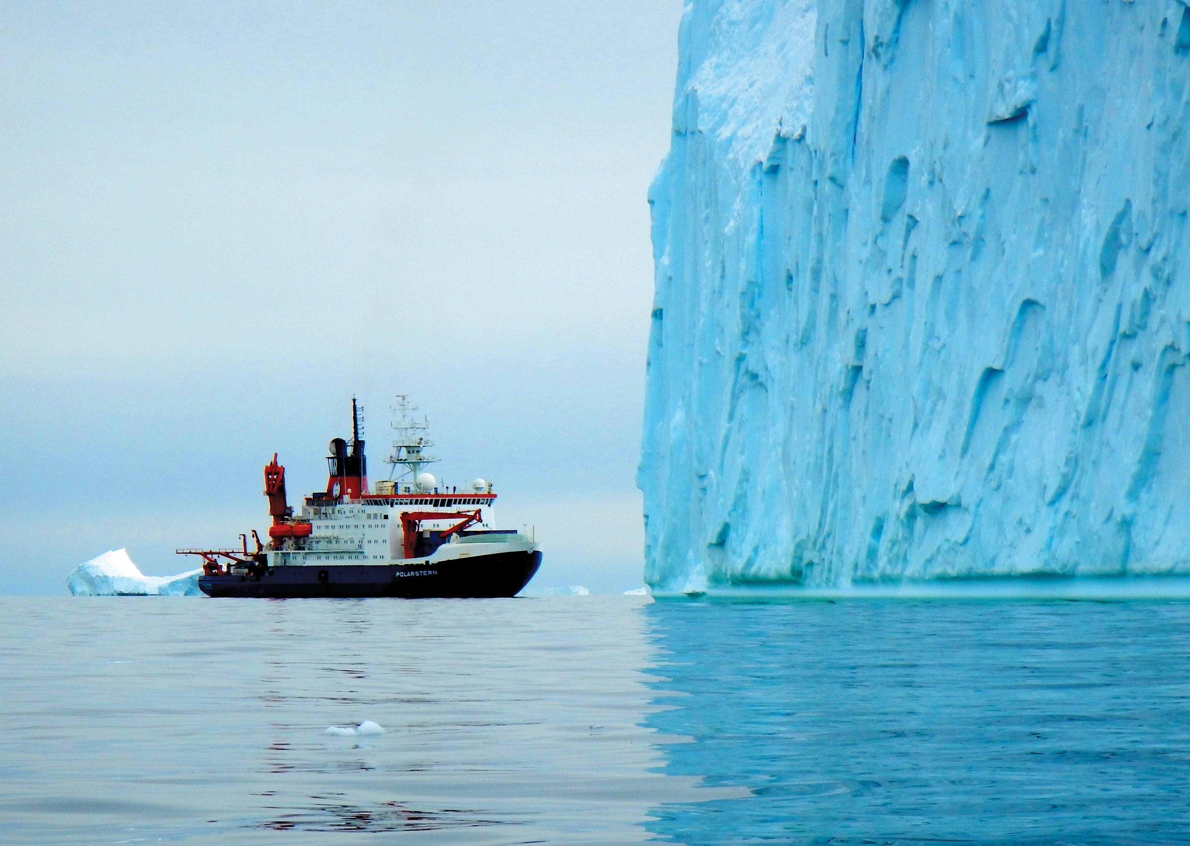 RV Polarstern in front of a mighty iceberg in inner Pine Island Bay, West Antarctica. (J.P. Klages/Alfred-Wegener-Institut)