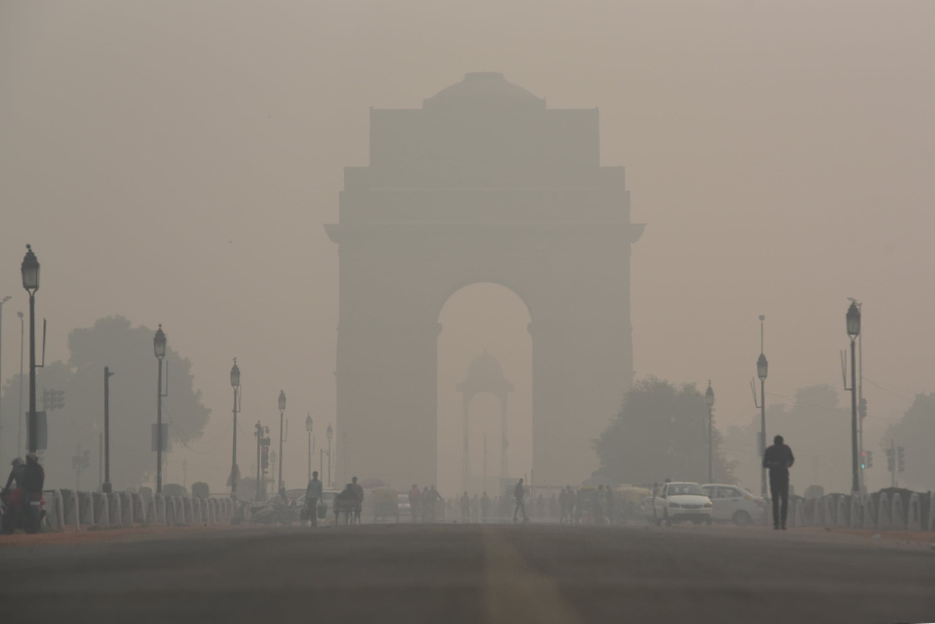 A view of the India Gate engulfed in heavy smog due to rise in pollution on November 13, 2019 in New Delhi, India. The overall air quality index (AQI) in Delhi and NCR region today entered the severe category again with not much improvement expected for the next two days. (Sanchit Khanna/Hindustan Times/Getty Images)