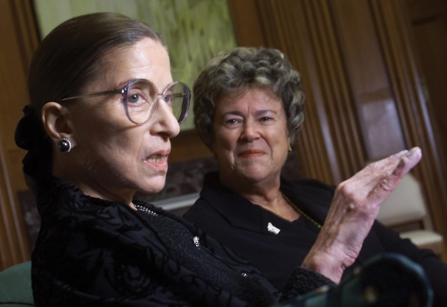 Supreme Court judge Claire L'Heureux Dube with american Supreme Court Judge Bader-Ginsburg at the Supreme Court of Canada on September, 27, 2000. (Bruno Schlumberger/The Ottawa Citizen)