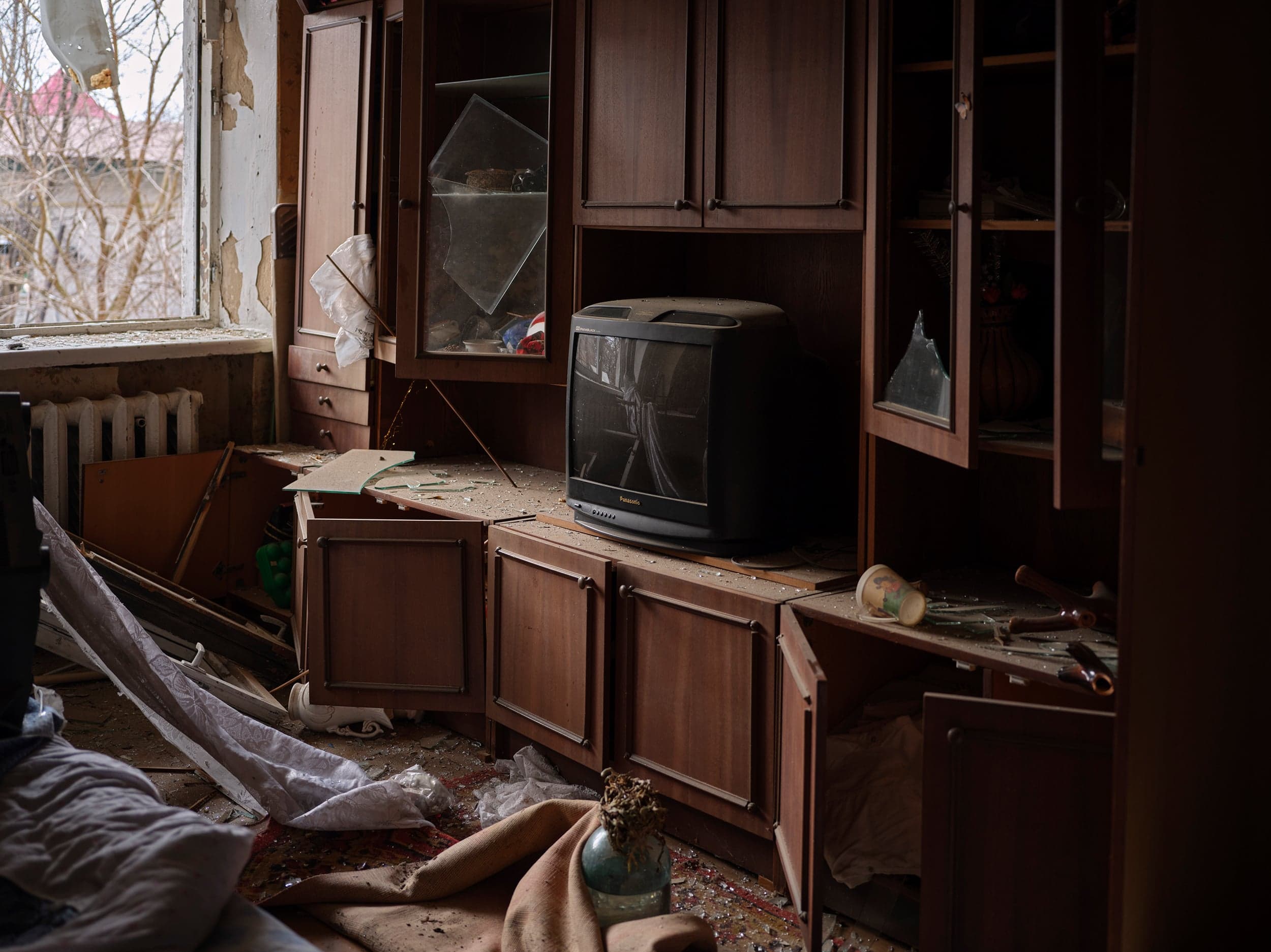 Vasylkiv, March 8, 2022. The interior of an apartment building that was hit by a Russian missile during the initial days of the invasion in Ukraine. Three civilians died in the blast. (Photograph by Philip Cheung)