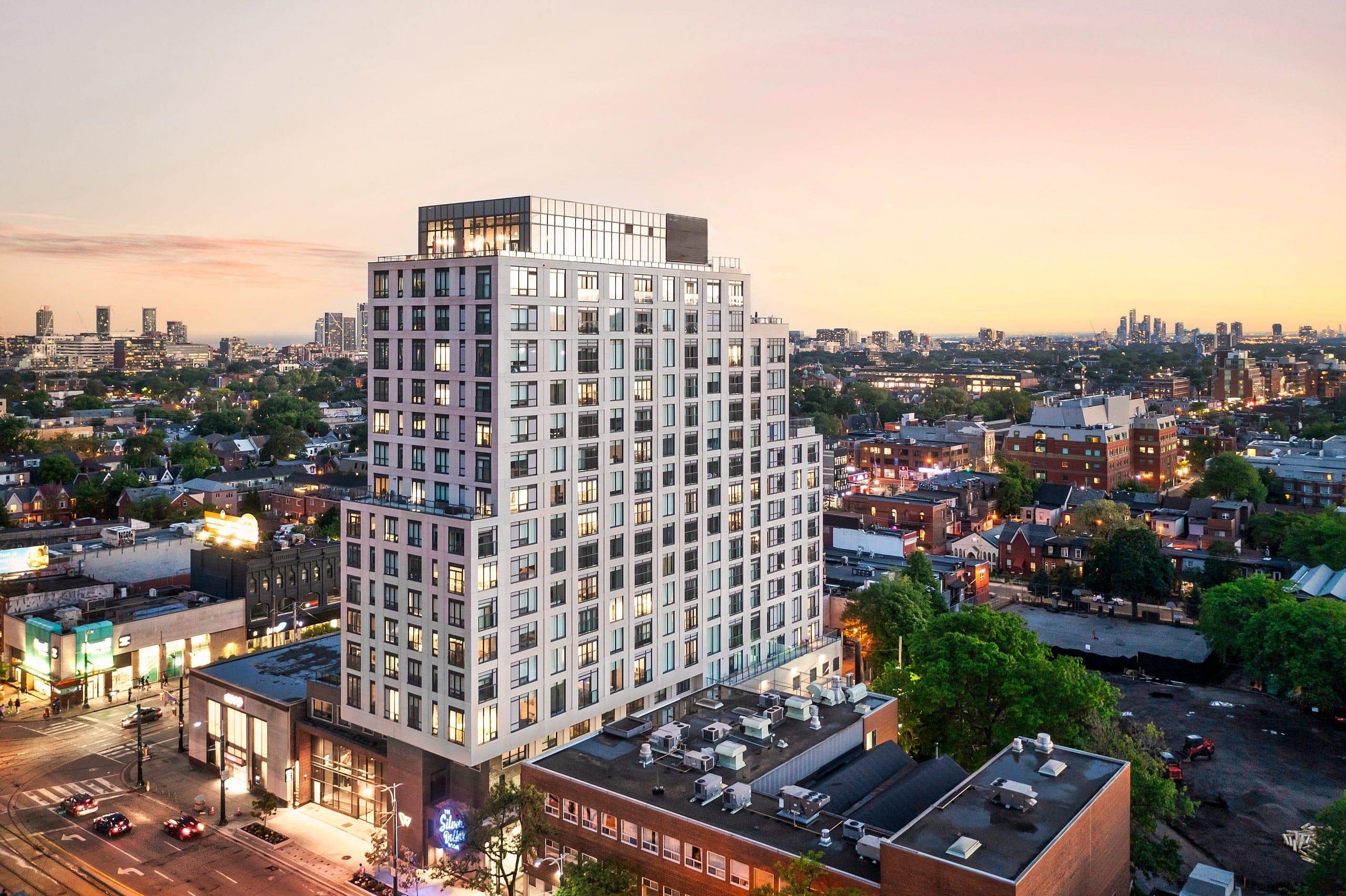 Waverley is Fitzrovia’s boutique rental community at College and Spadina in Toronto. Paired with an unprecedented assortment of best-in-class amenities and exceptional customer service, Waverley has been recognized as the 'Rental Development of the Year' with the 'Best Amenities' by the Federation of Rental-housing Providers of Ontario (FRPO).