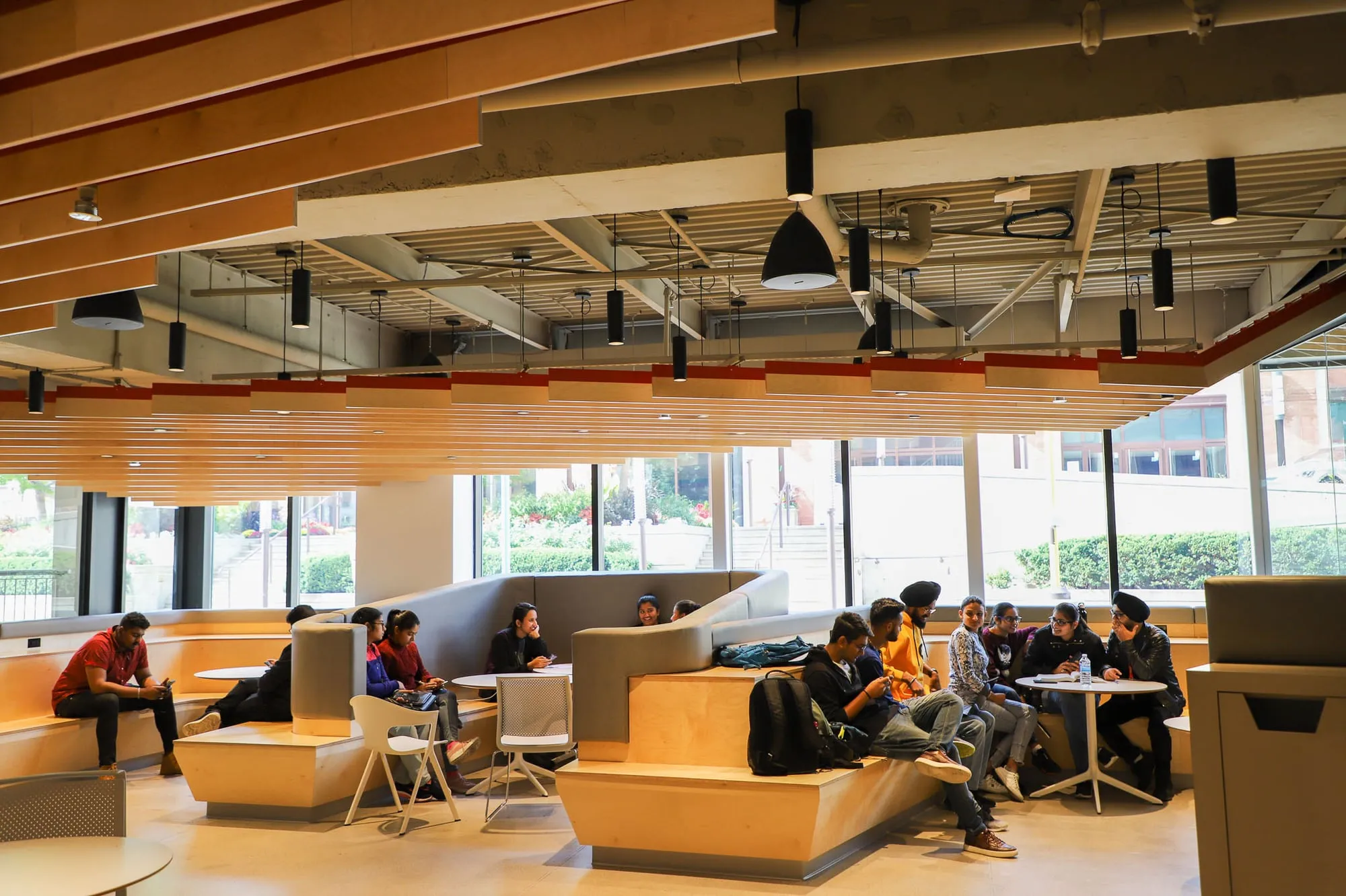 ALGOMA_UNIVERSITY_MACLEANS_UNIVERSITY_GUIDE_RANKINGS_Algoma University- Brampton_Student_Lounge_Janie Pepin)