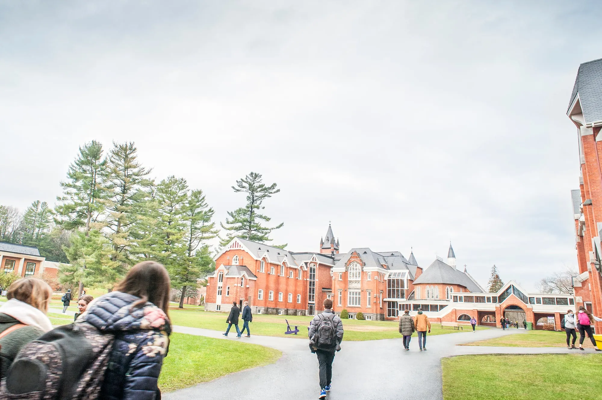 BISHOPS_UNIVERSITY_MACLEAN'S_UNIVERSITY_GUIDE_RANKINGS_Quad_people©2022KrystelVMorinjpg
