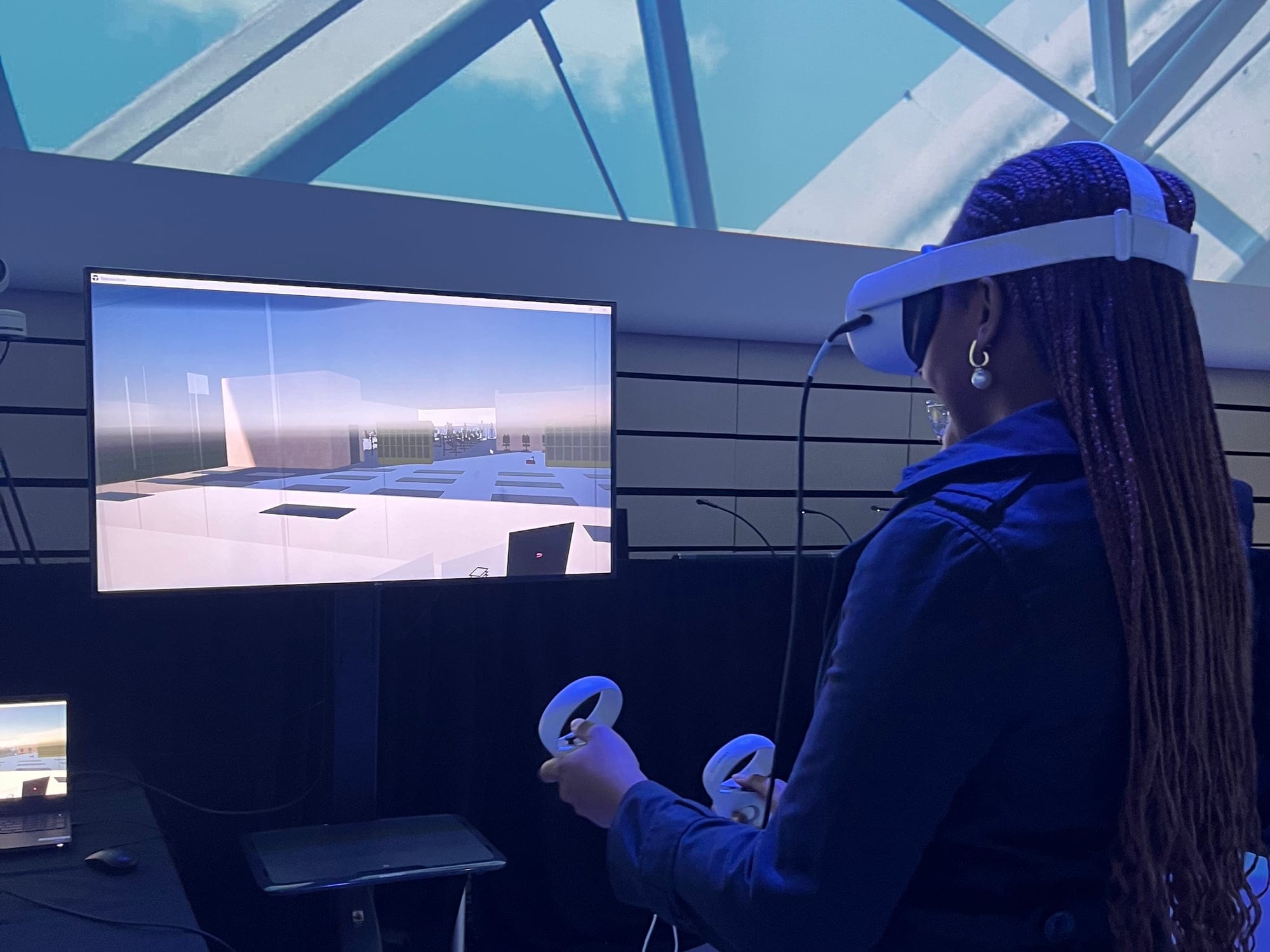 LA_CITE_MACLEANS_MAGAZINE_COLLEGES_GUIDEBOOK_LaCit - tudiante casque VR