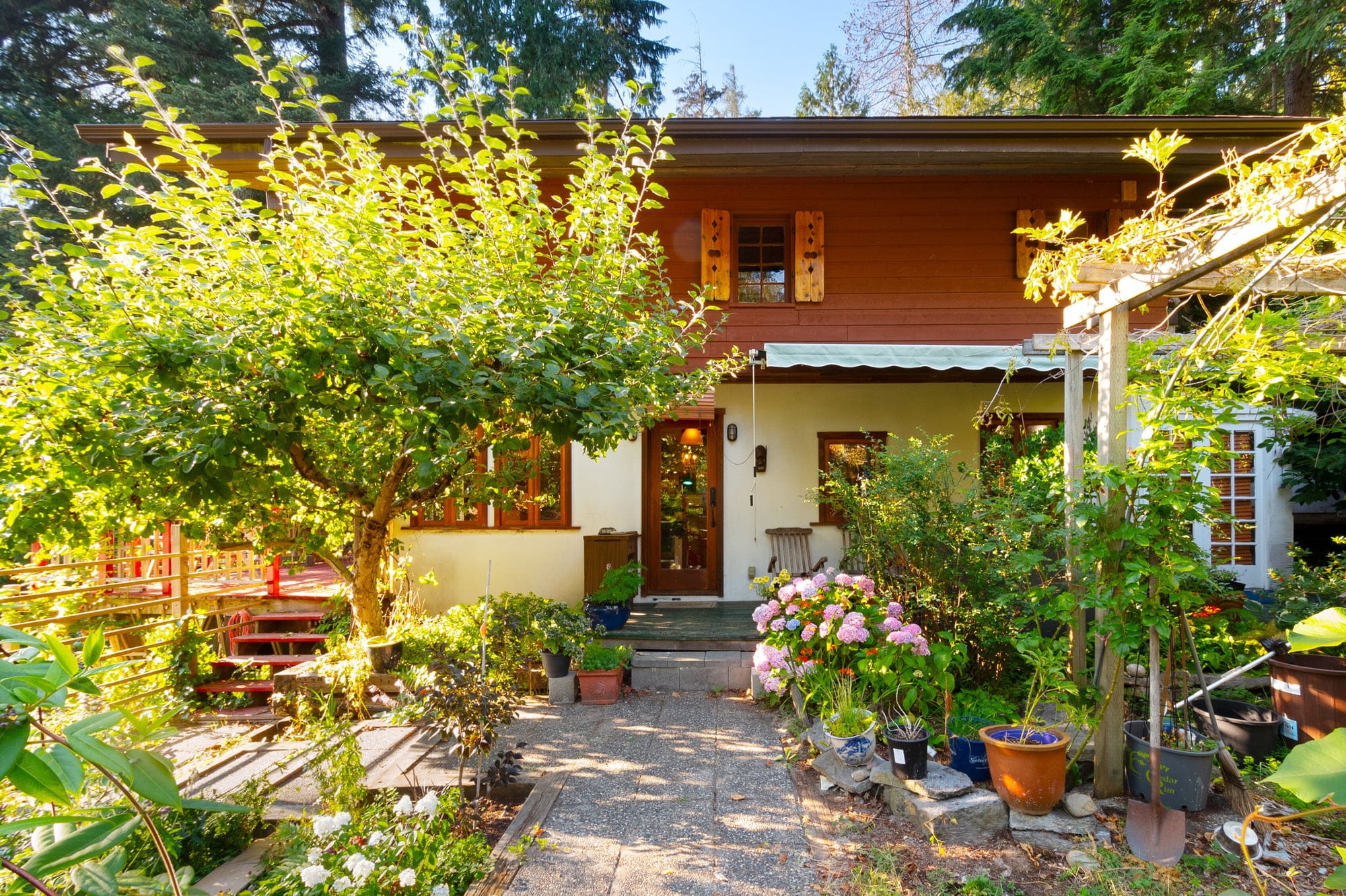 MACLEANS_REAL ESTATE_BOWEN ISLAND HOME_COURTESY OF MARIAN BANTJES401