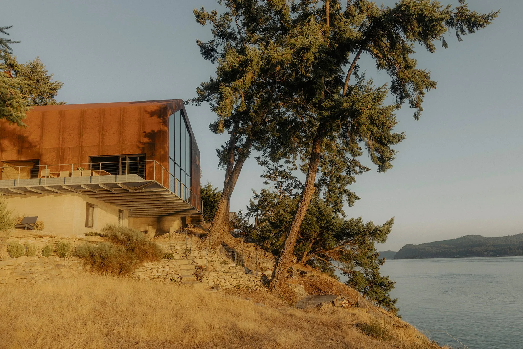 Rustic house overlooking the lake