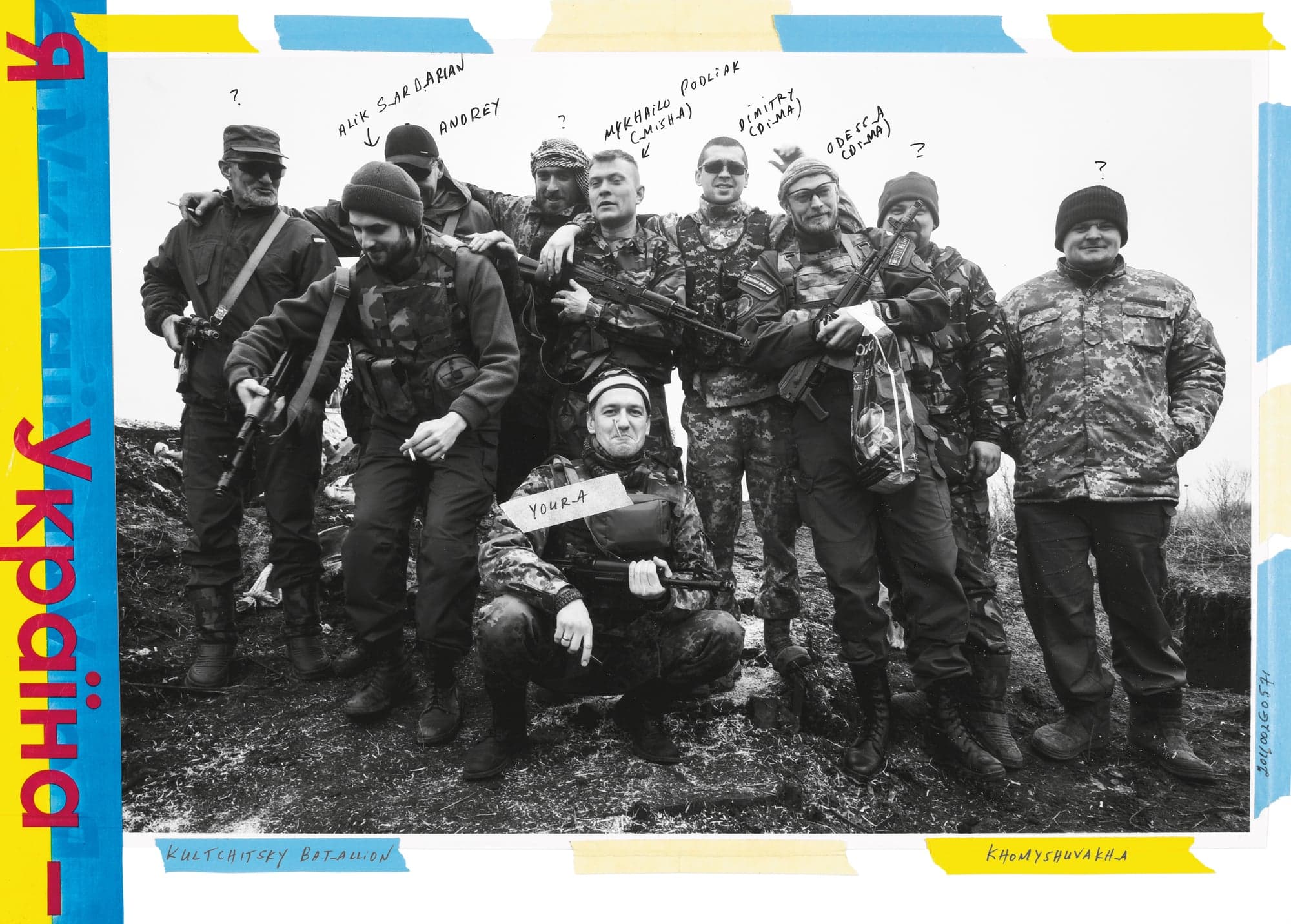 A group of soldiers gathered for a picture