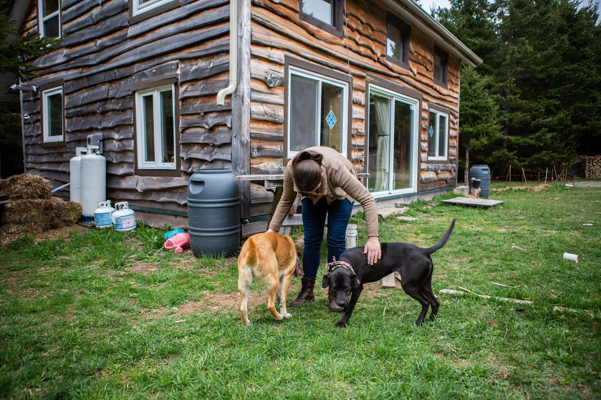 Ross vit dans une maison hors réseau à Knowlesville, au Nouveau-Brunswick, avec son partenaire et ses deux chiens.