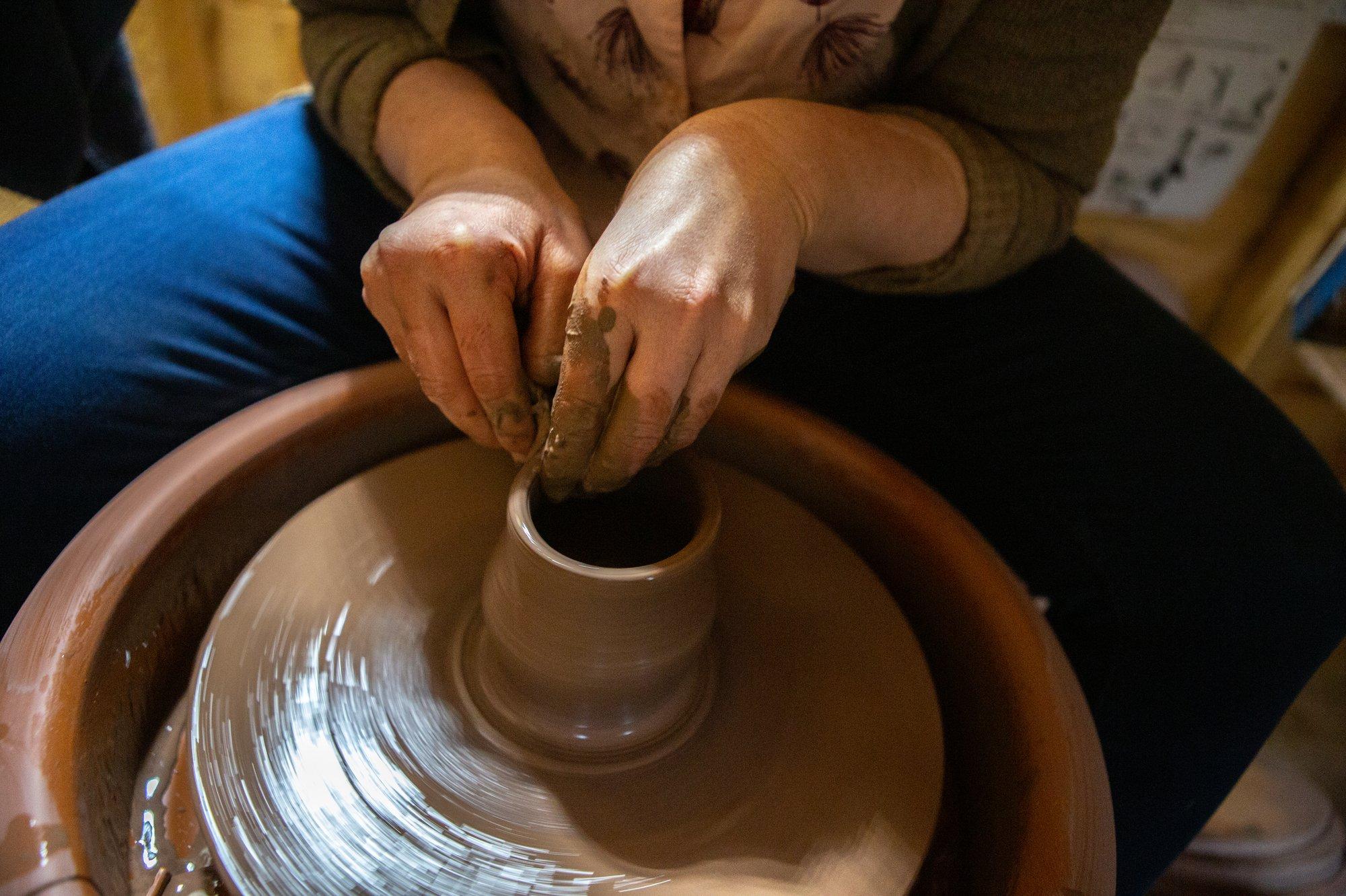 Ross est potière à Florenceville-Bristol, au Nouveau-Brunswick, à environ 90 minutes de route au nord-ouest de Fredericton, et travaille également dans son propre atelier de poterie.