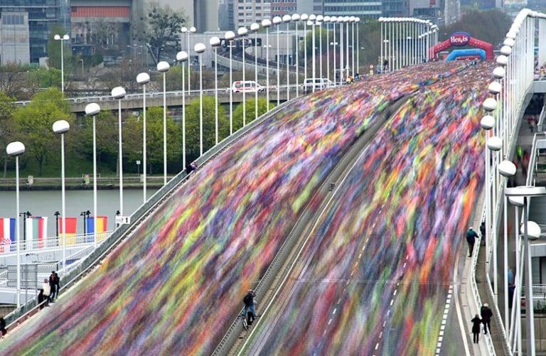 <p>Thousands of runners are seen during a long exposure crossing the Reichsbrucke bridge over the Danube river, during the Vienna City Marathon in Vienna, Austria on April 10, 2016.<br />
This year, around 42 thousand participants were estimated to take part at the Vienna Marathon. (Joe Klamar/AFP/Getty Images)</p>
