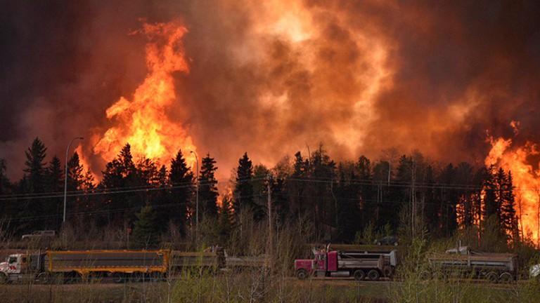 <p>Wildfire is worsening along highway 63 Fort McMurray, Alberta, Canada, May 3, 2016. (CBC/Reuters)</p>
