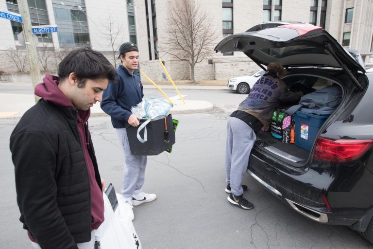 Queen's University students move out from residence in Kingston, Ont., on Wednesday, March 18, 2020. THE CANADIAN PRESS/Lars Hagberg