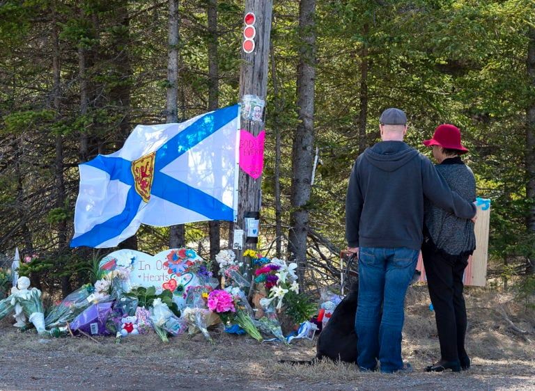 A couple pays their respects at a roadside memorial in Portapique, N.S., on April 22, 2020 (CP/Andrew Vaughan)