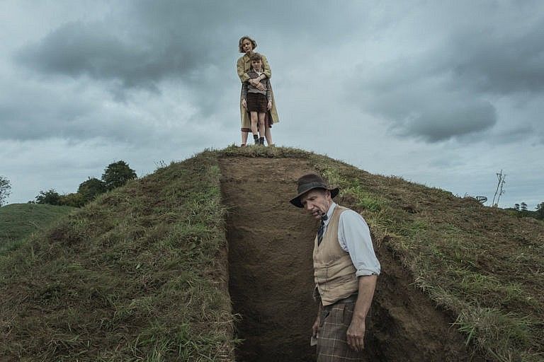 The Dig (L-R): Carey Mulligan as Edith Pretty, Ralph Fiennes as Basil Brown.( Larry Horricks/Netflix) 