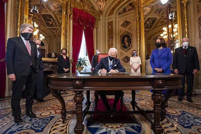 President Joe Biden signs three documents including an inauguration declaration, cabinet nominations and sub-cabinet nominations in the President's Room at the US Capitol after the inauguration ceremony, Wednesday, Jan. 20, 2021, at the U.S. Capitol in Washington. (Jim Lo Scalzo/AP/CP)