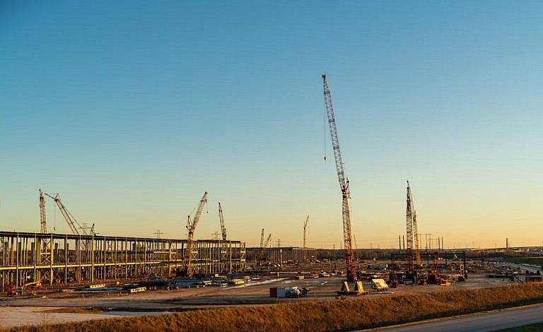 Cranes and large steel columns at Tesla GigaFactory under construction in Austin Texas on Jan. 4, 2021 (iStock)