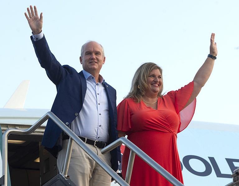 O'Toole and his wife, Rebecca, board their campaign plane for a flight to Hamilton, Ont. on Aug. 25, 2021 in Ottawa (Ryan Remiorz/CP)