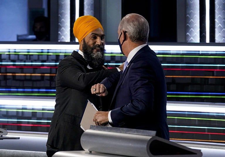 NDP Leader Jagmeet Singh, and Conservative Leader Erin O'Toole talk following the federal leaders debate in Gatineau, Que., on Sept. 9, 2021 (Adrian Wyld/CP)
