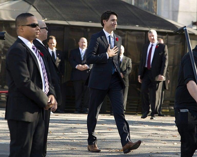 Trudeau acknowledges members of the public as he makes his way to a news conference after the swearing-in ceremony at Rideau Hall, on Nov. 4, 2015 (Fred Chartrand/CP)