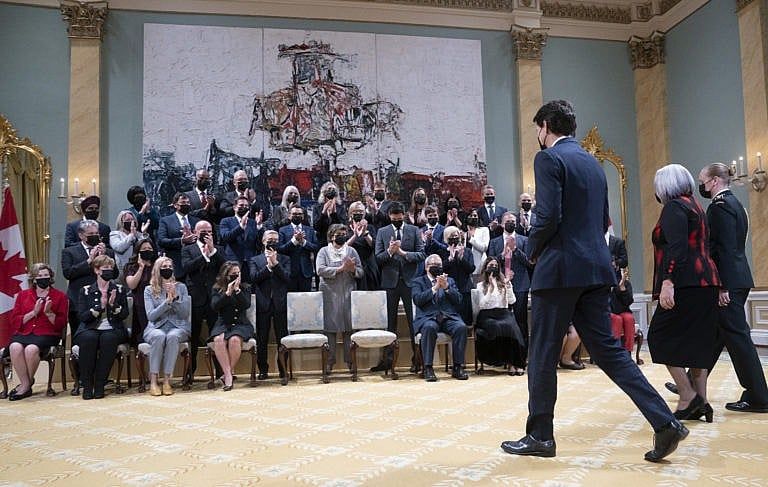 Members of cabinet applaud as Trudeau and Gov. Gen. Mary Simon approach for a photo following a swearing in ceremony at Rideau Hall on Oct. 26, 2021 in Ottawa (Adrian Wyld/CP)