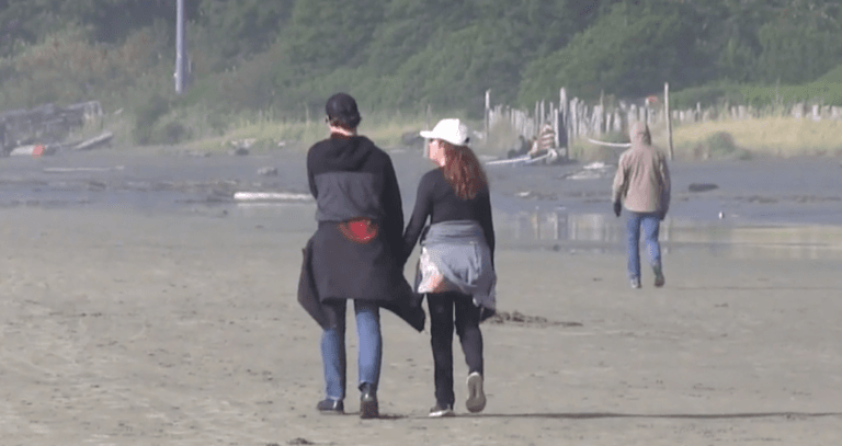 Trudeau walking the beach with his wife Sophie at Tofino, B.C. (Global/Twitter)