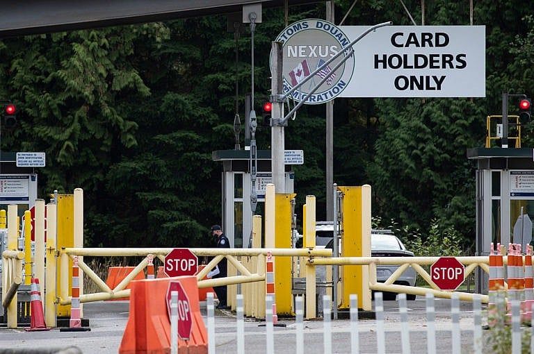 The U.S. border crossing, in Point Roberts, Wash., from Delta, B.C., on October 13, 2021. (Darryl Dyck/Canadian Press)