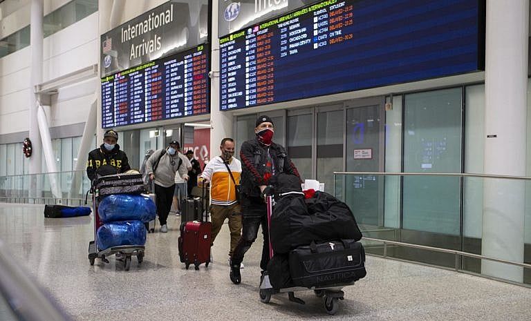 International travelers at Toronto Pearson International Airport in Mississauga, Ontario, on Nov. 28, 2021 (Photo by Zou Zheng/Xinhua via ZUMA Press)