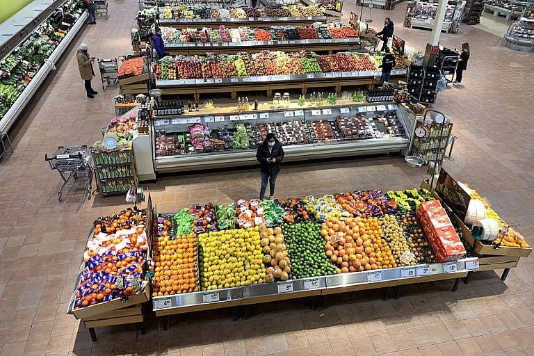 Vegetables and fruit are on display at a grocery store in Kingston, Ontario, January 24, 2022. (Lars Hagberg/The Canadian Press)