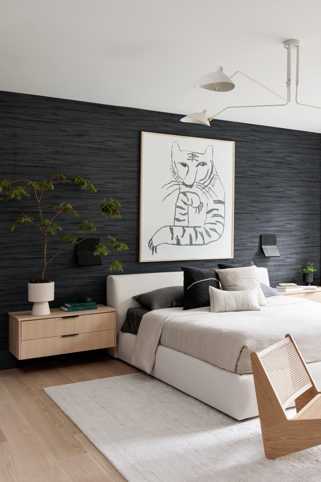 在主卧室中，菲利普·杰弗里斯 (Philip Jeffries) 壁纸看起来像手绘丝绸，为房间增添了一抹柔和的感觉。 